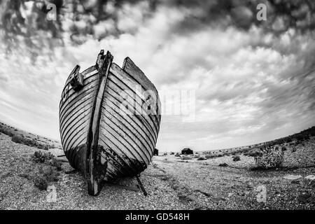Altes Fischerboot in Dungeness, Kent, UK. Schwarz / weiß Bild, aufgenommen mit einem fisheye-Objektiv Stockfoto