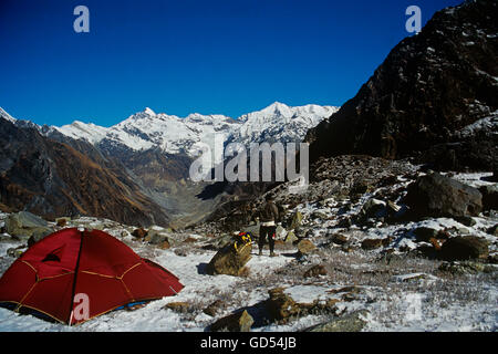 Ein Trekker und seinem camping Zelt Stockfoto