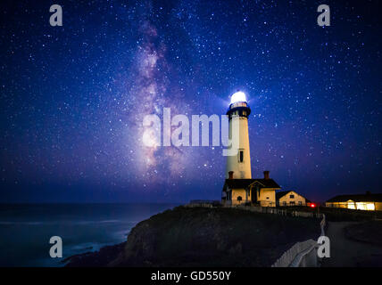 Sternennacht und Milky Way am Pigeon Point Lighthouse, Pescadero, Kalifornien, USA Stockfoto