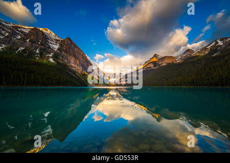 Sonnenaufgang am Lake Louise im Banff, Alberta, Canada Stockfoto