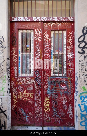 Graffiti auf roten Türen Lissabon Portugal. Stockfoto