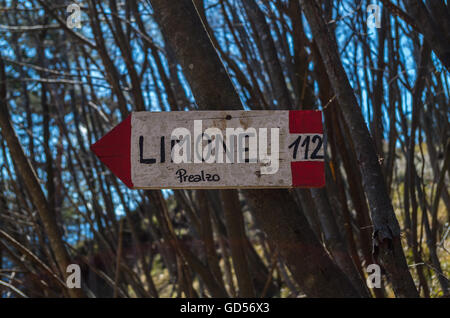 Wegweiser aus Holz für Wanderer in der Nähe von Limone am Gardasee, Italien Stockfoto