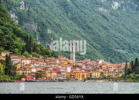 Blick auf Varenna am Comer See vom See aus, Lombardei, Italien Stockfoto