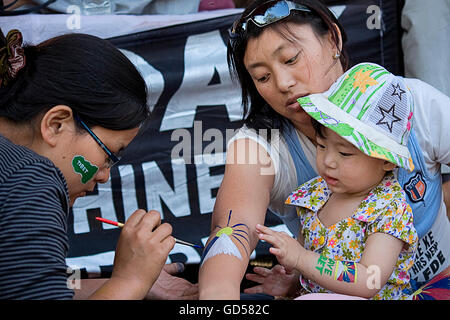Demonstranten auf Arme malen Stockfoto