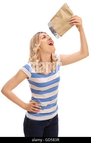 Vertikale Aufnahme einer Frau Essen Kartoffelchips direkt aus dem Beutel isoliert auf weißem Hintergrund Stockfoto