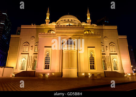 Al Noor Mosque ist eine Moschee in Sharjah. Es befindet sich auf der Khaled Lagune an der Buhaira Corniche. Stockfoto