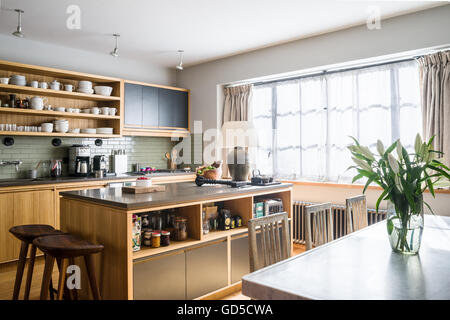 Offene Küche mit Eiche Einheiten durch böhmische Werke und Silestone Arbeitsplatten. Die Marmortisch gekrönt wird von Cassina Stockfoto