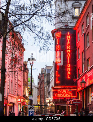 Die Leuchtreklame des Theaters Windmühle von Windmill Street gesehen. Stockfoto