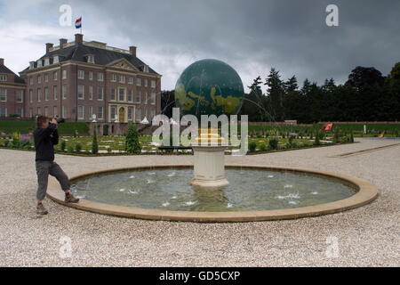 Apeldoorn, Niederlande, 30. Juni 2016: Barockgarten mit Springbrunnen in Form eines Globus in Het Loo in Apeldoorn, Niederlande Stockfoto