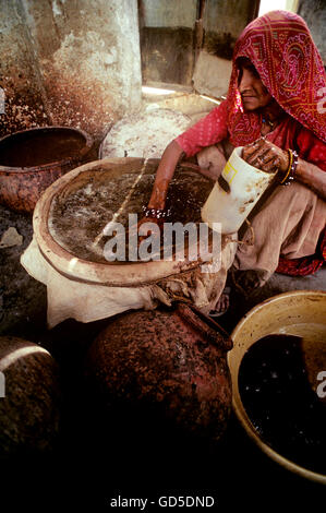 Frau mischen traditionelle Farben Stockfoto