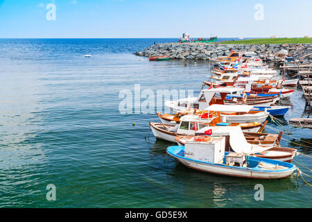 Bunte hölzerne Fischerboote vertäut im kleinen Hafen von Avcilar, Stadtteil von Istanbul, Türkei Stockfoto