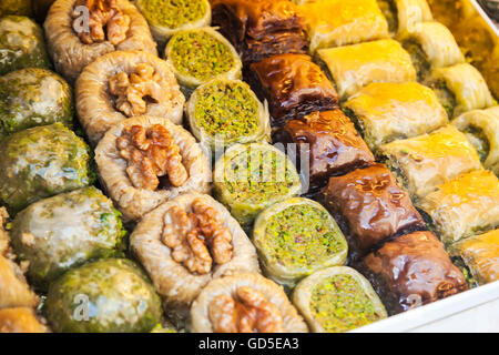 Sortierte Baklava ist es süßes Gebäck aus Schichten von Filo mit gehackten Nüssen und gesüßt und mit Honig zusammengehalten. Tradit Stockfoto