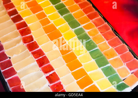 Auswahl an bunten Turkish Delight. Traditionellen Küchen der ehemaligen Osmanischen Reiches und dem Nahen Osten. Foto mit select Stockfoto