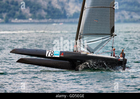 MALCESINE, Italien - Juli 10: Eine Klasse Katamaran am letzten Tag der Woche vereiteln 2016 am Gardasee. am 10. Juli 2016 in Malces Stockfoto