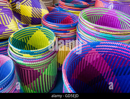 Stapel von bunte handgemachte geflochtenen Körben auf dem Display an einen mexikanischen Markt in Oaxaca Stockfoto