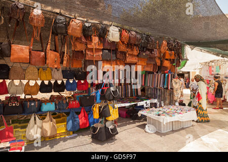 Lederhandtaschen für den Verkauf in einem Marktstand, Alcudia, Mallorca (Mallorca), Balearen, Spanien, Europa Stockfoto