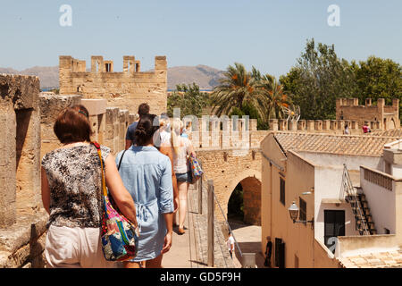 Menschen zu Fuß die alte Stadt Wände, Alcudia, Mallorca (Mallorca), Balearen, Spanien Europa Stockfoto