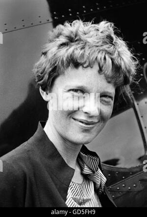 Amelia Earhart (1897-1937), Foto des Luftfahrtpioniers von Harris und Ewing, 1932. Von einem größeren Foto abgeschnitten. Stockfoto