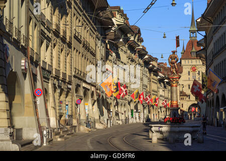 Ein Foto der Marktgasse in Bern, Schweiz, mit Blick auf die Kaefigturm. Die Kaefigturm ist ein mittelalterlicher Turm. Stockfoto