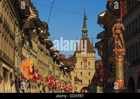 Ein Foto der Marktgasse in Bern, Schweiz, mit Blick auf die Kaefigturm. Die Kaefigturm ist ein mittelalterlicher Turm. Stockfoto