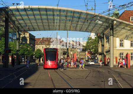 Ein Foto von einer roten Straßenbahn in der Nähe des Hauptbahnhofs in Bern, Schweiz. Stockfoto