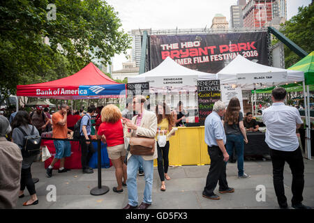 Besucher der HBO Bryant Park Summer Film Festival in New York in kostenloses Popcorn teilhaben und Essen zu Konzessionen in New York auf Montag, 11. Juli 2016 zu kaufen. Der Park zeigt Filme am Montagabend während des Sommers zieht eine Vielzahl von Besuchern und bis zu schätzungsweise 8000 Menschen. (© Richard B. Levine) Stockfoto