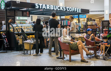 Shopper packen Starbucks in einem Einkaufszentrum in Long Island in New York auf Samstag, 9. Juli 2016.  (© Richard B. Levine) Stockfoto