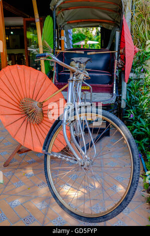 Velo-Rikscha mit orientalischen Papierregenschirme auf dem Display, Chiang Mai Thailand Stockfoto