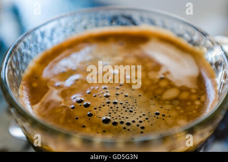 Nahaufnahme Detail Kaffee im Glas Schale Stockfoto