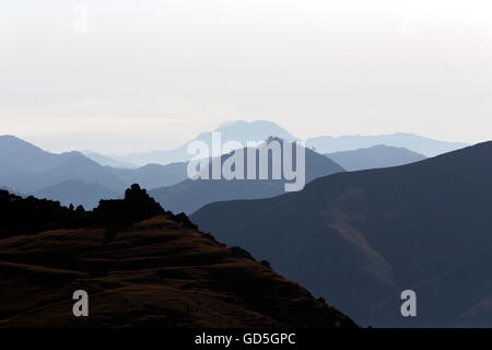 Die Landschaft mit nahe dem Dorf Moubisse im Süden von Osttimor in Südostasien. Stockfoto