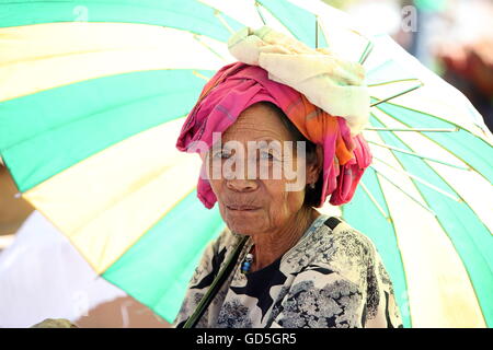 eine Frau auf dem Markt in der Stadt Manatuto im Osten von Osttimor in Südostasien. Stockfoto