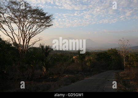 Die Landschaft mit nahe dem Dorf Moubisse im Süden von Osttimor in Südostasien. Stockfoto