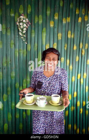 eine Frau im Coffee-Shop oder im Restaurant auf dem Markt in der Stadt Manatuto im Osten von Osttimor in Südostasien. Stockfoto