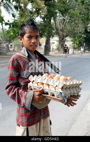 ein Junge mit Eiern auf dem Markt in der Stadt Manatuto im Osten von Osttimor in Südostasien. Stockfoto