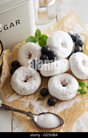 Kleine Krapfen in Puderzucker Stockfoto