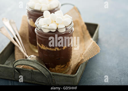 Smores Schokolade Pudding in einem Glas Stockfoto