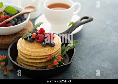 Flauschige Buttermilch Pfannkuchen mit frischen Beeren Stockfoto