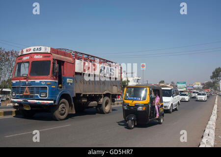 Fahrzeug unterwegs auf Bundesstraße, Pune, Maharashtra, Indien, Asien Stockfoto