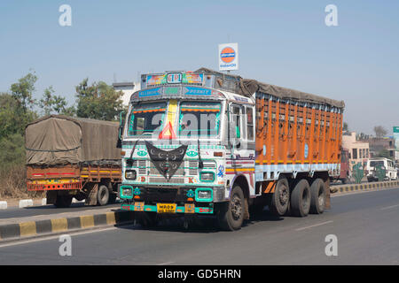 LKW auf Bundesstraße, Pune, Maharashtra, Indien, Asien Stockfoto