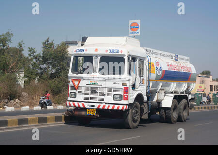 LKW auf Bundesstraße, Pune, Maharashtra, Indien, Asien Stockfoto