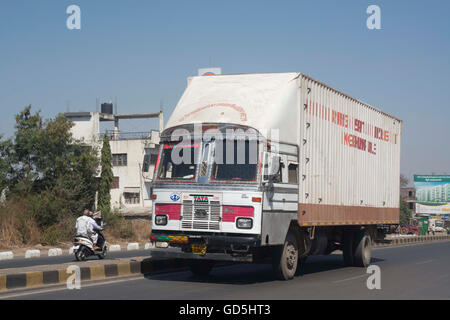 LKW auf Bundesstraße, Pune, Maharashtra, Indien, Asien Stockfoto