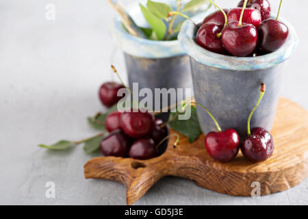 Frische süße Kirschen in einer Tasse Stockfoto