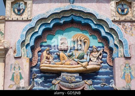 Lord Vishnu ruht auf Sheshnaag Statue Math, Puri, Orissa, Indien, Asien Stockfoto
