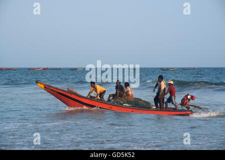 Angelboot/Fischerboot im Meer, Puri, Orissa, Indien, Asien Stockfoto