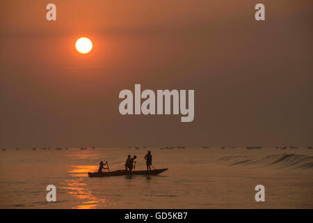 Angelboot/Fischerboot im Meer, Puri, Orissa, Indien, Asien Stockfoto