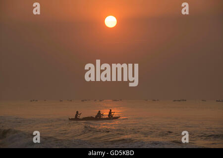 Angelboot/Fischerboot im Meer, Puri, Orissa, Indien, Asien Stockfoto