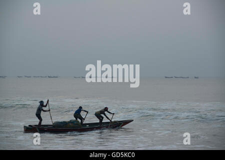 Angelboot/Fischerboot im Meer, Puri, Orissa, Indien, Asien Stockfoto