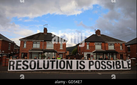 Demonstranten aus der nationalistischen Ardoyne Nachbarschaft warten auf ein Oranier-Orden-Parade am Crumlin Road, Belfast, wie Mitglieder in ganz Nordirland in jährlichen zwölften Juli Paraden teilnehmen. Stockfoto