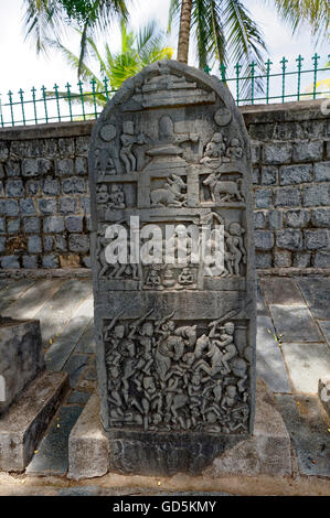 Krieg und Frieden geschnitzt auf Felsen, Someshwar Tempel, Haveri, Karnataka, Indien, Asien Stockfoto