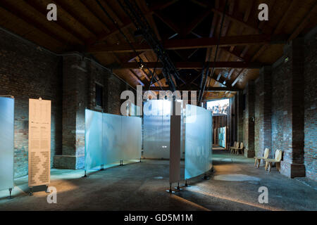 Innenansicht des Pavillons sowie audiovisuelle Installation. Aftermath - Catalonia Pavillon XV Venedig Biennale, Venedig, Italien. Architekt: Jaume Prats, Jelena Prokopljevic, Isaki Lacuesta, 2016. Stockfoto